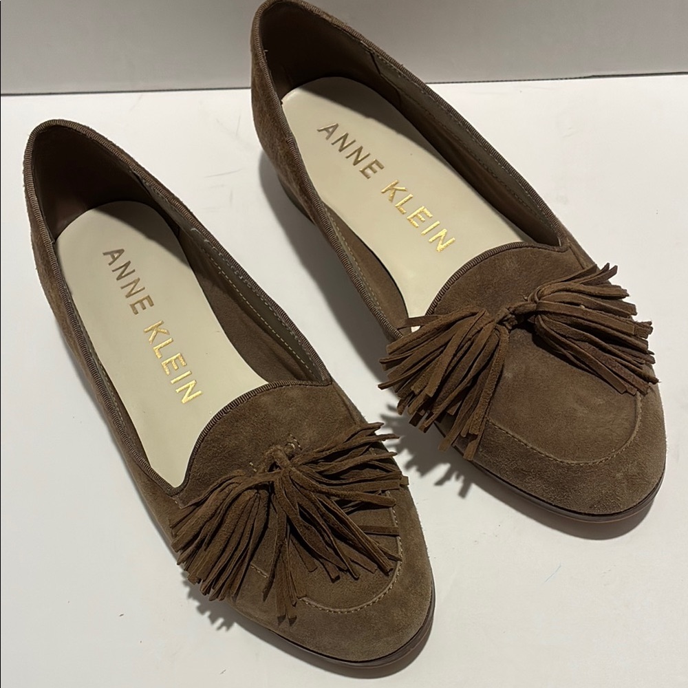 Anne Klein suede flats
Size 7M women’s